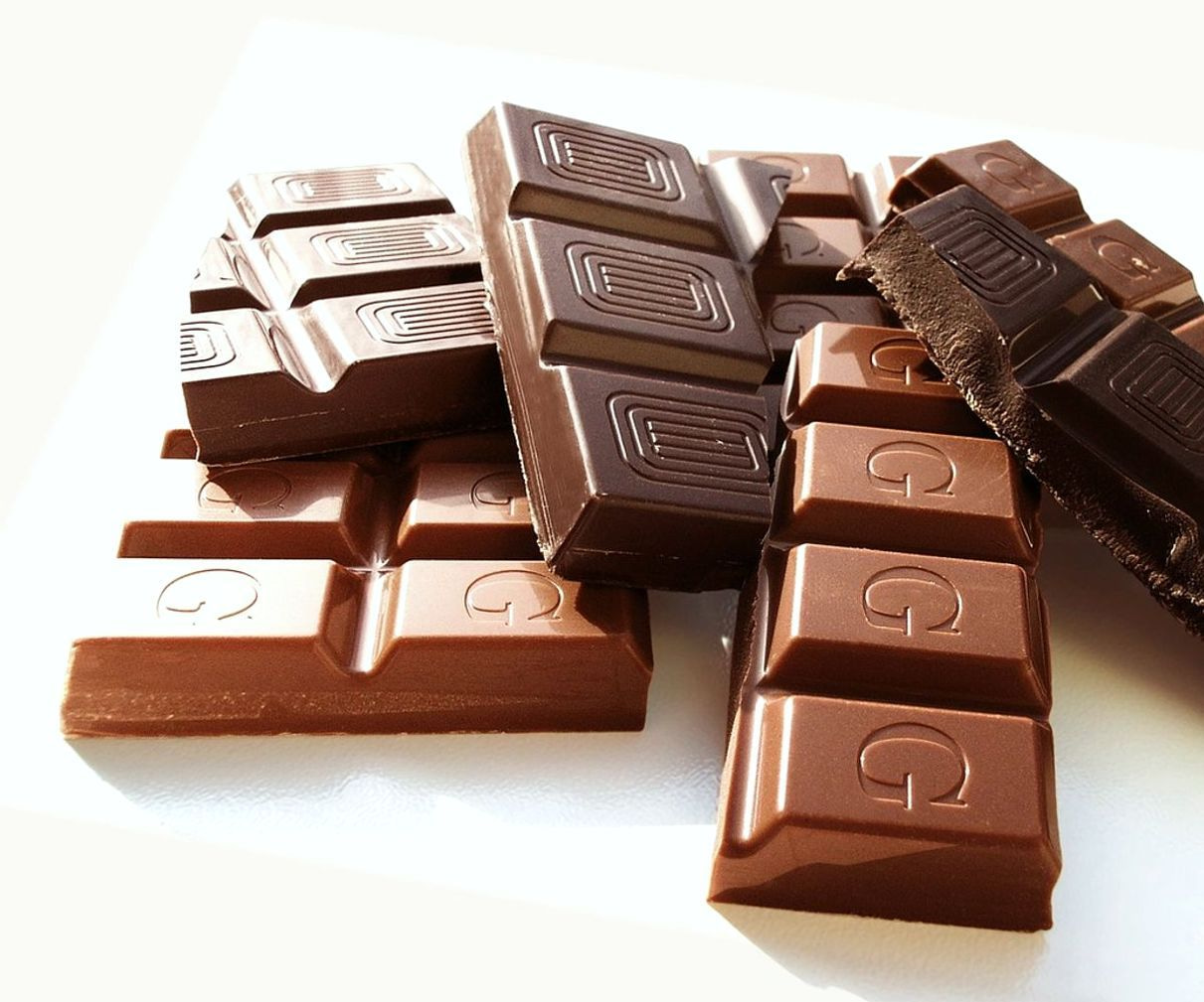 Manos armando caramelos artesanales en la mesa de trabajo